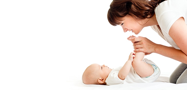 Cura del bebè + Salute + massaggio del bebè + mano aperta